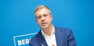 Finanzsenator Stefan Evers (CDU) stellte den Haushaltsplan der Öffentlichkeit vor. (Archivbild)