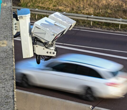 Über 8.000-mal suchte die Polizei letztes Jahr per Kamera nach Kennzeichen gestohlener Autos. (Archivbild) 