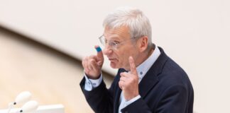 Brandenburgs AfD-Fraktionschef Hans-Christoph Berndt kritisiert die Warnungen der Spremberger Bürgermeisterin Christine Herntier (parteilos)(Archivbild).