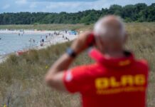 Jochen Anders war lange Polizist. Nun ist er ehrenamtlicher Rettungsschwimmer und musste selbst die Polizei rufen.