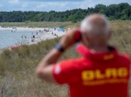 Jochen Anders war lange Polizist. Nun ist er ehrenamtlicher Rettungsschwimmer und musste selbst die Polizei rufen.