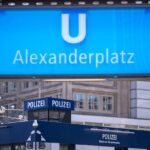 Vier Jahre nach Faustschlägen gegen einen jungen Mann ist ein damaliger Beamter der Polizeiwache am Berliner Alexanderplatz zu einer Bewährungsstrafe von elf Monaten verurteilt worden. (Symbolbild) 