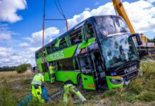 Per Kran sollte der verunfallte Bus geborgen werden.