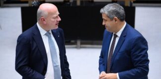 Berlins Regierender Bürgermeister Kai Wegner (CDU) und SPD-Frakionschef Raed Saleh haben beim Thema Vergesellschaftung Gesprächsbedarf. (Archivfoto)