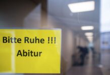 Mehr als 14.000 Schülerinnen und Schüler legten in diesem Jahr in Berlin ihr Abitur ab. (Symbolbild)
