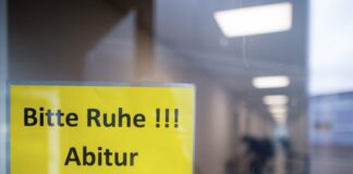 Mehr als 14.000 Schülerinnen und Schüler legten in diesem Jahr in Berlin ihr Abitur ab. (Symbolbild)