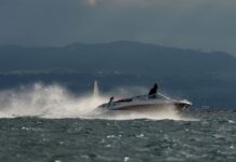 Schnelle Motorboote bringen zwar Spaß, können aber Pflanzen und Tieren in Seen enorm zusetzten. (Archivbild) 