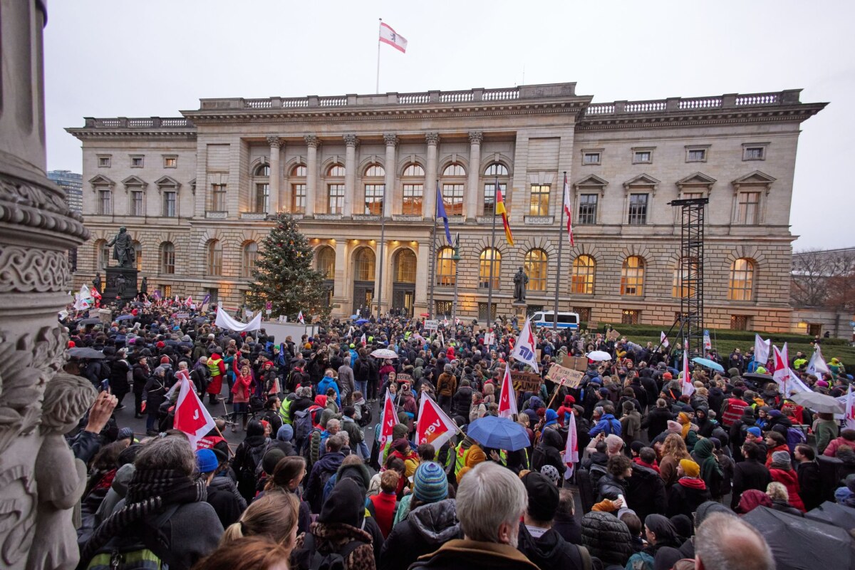 Protest gegen geplante Kürzungen Schon im Dezember war gegen die geplanten Kürzungen demonstriert worden (Archivbild).