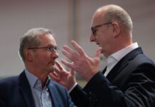 Brandenburgs Ministerpräsident Dietmar Woidke (r) verteidigt seinen Vorgänger Matthias Platzeck. (Archivbild)