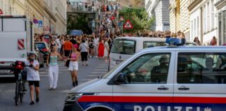 Ein Polizeiauto steht in der Nähe von versammelten «Swifties», nachdem im Sommer 2024 Konzerte abgesagt wurden aus Angst vor einem Terroranschlag. (Archivbild) 