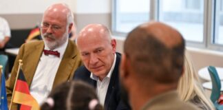 Beim Besuch im Landesamt für Einwanderung traf Wegner auch Menschen, die gerade deutsche Staatsbürger wurden. 
