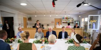 Steinmeier sprach am Mittwoch mit mehreren Menschen aus Neuruppin.