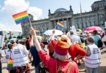 Mehrere hundert Demonstrantinnen und Demonstranten forderten vor dem Reichstagsgebäude das Hissen der Regenbogenfahne beim CSD. 