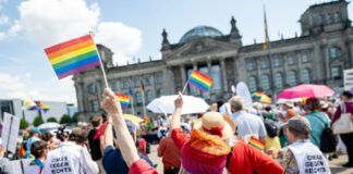 Mehrere hundert Demonstrantinnen und Demonstranten forderten vor dem Reichstagsgebäude das Hissen der Regenbogenfahne beim CSD. 