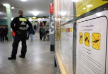 Am ersten Tag des Messer- und Waffenverbots in allen Berliner Bahnen und Bussen beschlagnahmte die Polizei elf Messer (Archivbild).