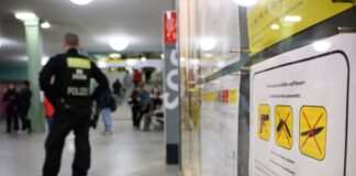 Am ersten Tag des Messer- und Waffenverbots in allen Berliner Bahnen und Bussen beschlagnahmte die Polizei elf Messer (Archivbild).