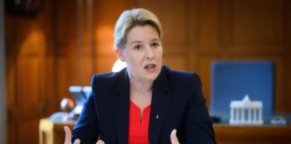 Wirtschaftssenatorin Franziska Giffey (SPD) hat noch nicht endgültig entschieden, ob sie bei der Spitzenkandidatur ins Rennen gehen will. 