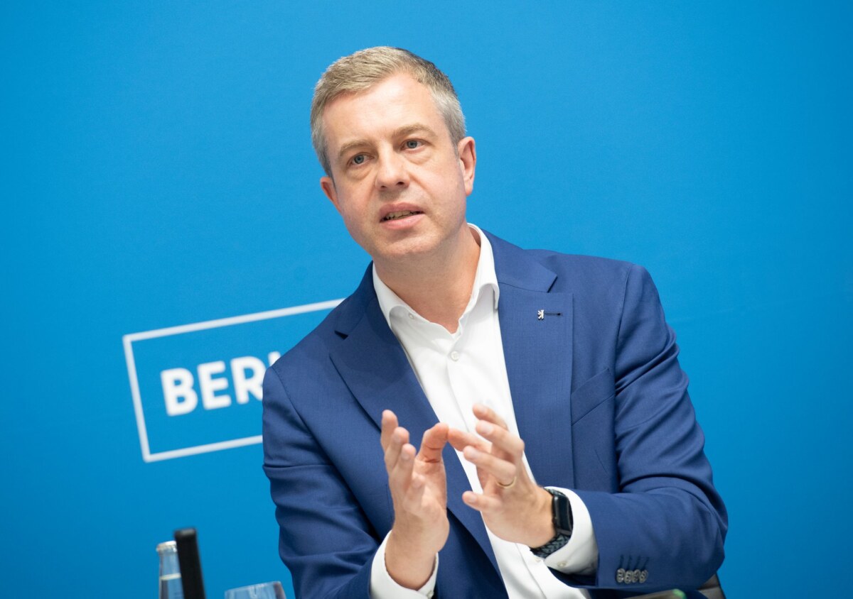 Berlins Finanzsenator Stefan Evers Finanzsenator Evers setzt auf eine Reform des Sozialstaats, um die Haushaltslage des Landes zu stabilisieren. (Archivbild)