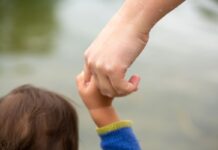 Die meisten Frauen sind bei Geburt ihres ersten Kindes in einer mehrjährigen Partnerschaft. (Symbolbild)