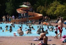 Mit dem Superferienpass kommen Kinder und Jugendliche in Berlin kostenlos ins Freibad. (Symbolbild)