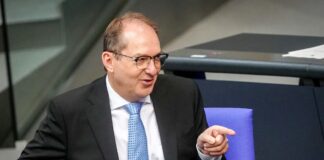 Bundesinnenminister Alexander Dobrindt (CSU) lehnt Landesaufnahmeprogramme für Geflüchtete ab. (Archivbild)