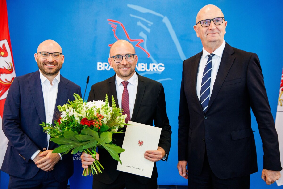 Ministerpräsident Woidke ernennt neuen Innenstaatssekretär Brandenburgs Ministerpräsident Dietmar Woidke (SPD) hat den bisherigen Geschäftsführer des Landkreistags, Johannes Wagner, zum Innenstaatssekretär ernannt.