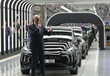 Brandenburgs Ministerpräsident zeigt sich trotz des Rückgangs bei Neuzulassungen von Tesla-Autos nicht besorgt für die Fabrik in Grünheide. (Archivbild)