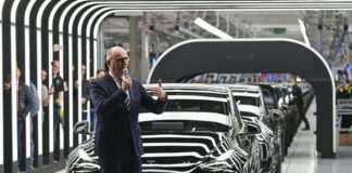 Brandenburgs Ministerpräsident zeigt sich trotz des Rückgangs bei Neuzulassungen von Tesla-Autos nicht besorgt für die Fabrik in Grünheide. (Archivbild)