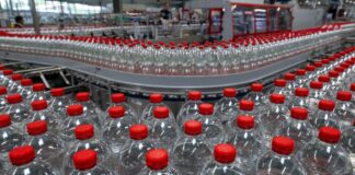 Das Unternehmen Roxane GmbH aus Jessen hat mehrere Mineralwasser wegen Verunreinigung zurückgerufen. (Archivbild)