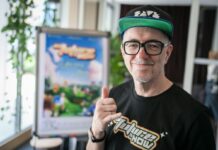 Dr. Motte, DJ und Musiker, gestikuliert auf der Pressekonferenz zur diesjährigen «Rave The Planet Parade - Our Future is now»