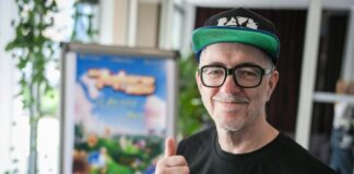 Dr. Motte, DJ und Musiker, gestikuliert auf der Pressekonferenz zur diesjährigen «Rave The Planet Parade - Our Future is now»