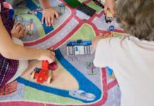 Der Teppich zeigt Alternativen zu Autos auf. 
