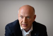 Berlins Regierender Bürgermeister Kai Wegner will viele CSD-Wagen besuchen.  