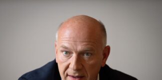 Berlins Regierender Bürgermeister Kai Wegner will viele CSD-Wagen besuchen.  