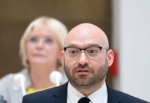 Brandenburgs Innenminister René Wilke (parteilos, für SPD) zeigt sich wegen des Anstiegs   politisch motivierter Straftaten an Schulen besorgt (Archivbild).