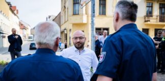 Brandenburgs Innenminister René Wilke (parteilos, für SPD) berichtet von den Ermittlungen nach dem Angriff auf ein Fest für Vielfalt in Bad Freienwalde. (Archivbild)