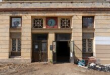 Die Deutsche Bahn will mehrere Bahnhöfe in Brandenburg während der Sanierung der Strecke Berlin-Hamburg runderneuern. (Archivbild)