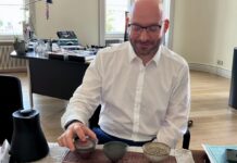 Innenminister René Wilke sitzt in seinem Arbeitszimmer in Potsdam bei einem Tee-Ritual. Der Politiker ist ein Liebhaber guten Tees.