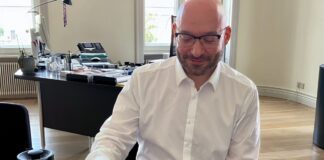 Innenminister René Wilke sitzt in seinem Arbeitszimmer in Potsdam bei einem Tee-Ritual. Der Politiker ist ein Liebhaber guten Tees.