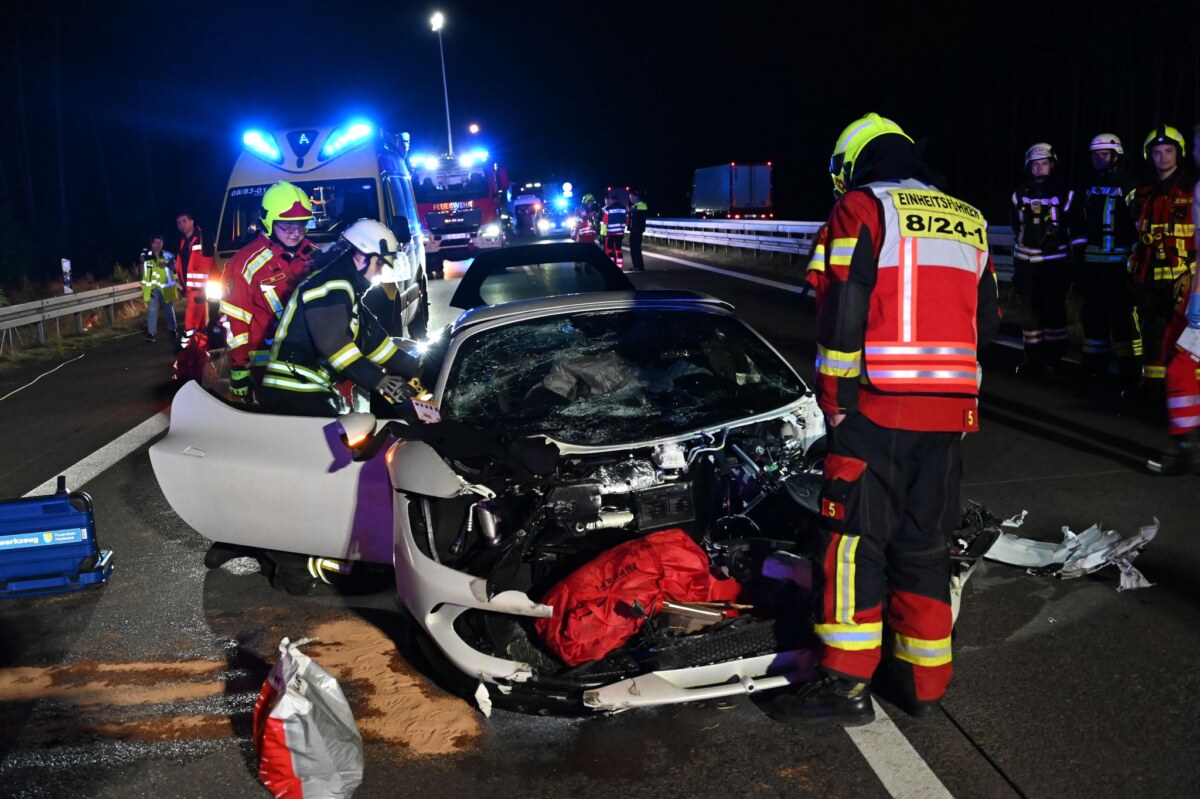 Sportwagen und ein Kleintransporter kollidierten auf der A12 Bei einem Unfall auf der A12 mit einem Sportwagen und einem Kleintransporter ist ein Mann ums Leben gekommen. Weitere Insassen des Transporters wurden schwer verletzt.