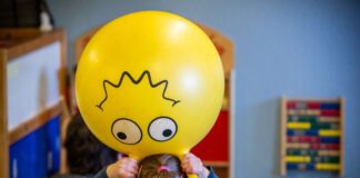 In der Kindertagespflege in Brandenburg arbeiten weniger Betreuerinnen und Betreuer als noch vor einigen Jahren. (Symbolbild)