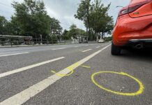 Kreide, aufgezeichnet von der Polizei, zeigen auf der Straße an der Wuhlheide Fundorte von Spuren nach einem tödlichen Verkehrsunfall. (Archivbild) 