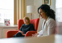 Elke Büdenbender und Sozialsenatorin Cansel Kiziltepe informieren sich gemeinsam über die Beratung für von Gewalt betroffene Frauen in Berlin. 
