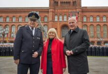 Landesbranddirektor Karsten Homrighausen (l-r), Innnensenatorin Iris Spranger (SPD) und Berlins Regierender Bürgermeister Kai Wegner (CDU) empfingen die neuen Feuerwehrleute vor dem Roten Rathaus. 