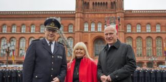 Landesbranddirektor Karsten Homrighausen (l-r), Innnensenatorin Iris Spranger (SPD) und Berlins Regierender Bürgermeister Kai Wegner (CDU) empfingen die neuen Feuerwehrleute vor dem Roten Rathaus. 
