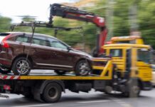 Nur ein Bruchteil falsch geparkter Autos wird in Berlin abgeschleppt. (Symbolbild) 