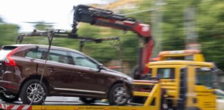 Nur ein Bruchteil falsch geparkter Autos wird in Berlin abgeschleppt. (Symbolbild) 