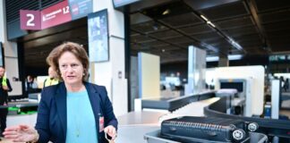 Flughafenchefin Aletta von Massenbach stellt neue CT-Scanner am Flughafen BER vor. 