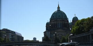 Boote fahren entlang des Berliner Doms auf der Spree.