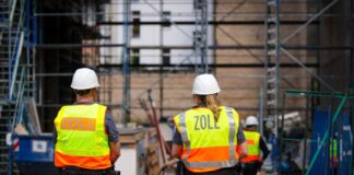 Der Zoll hat eine Baustelle überprüft. (Symbolbild)